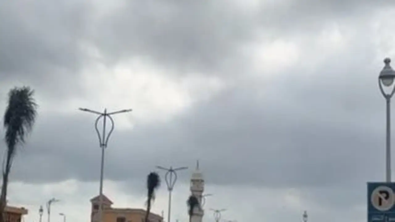 انخفاض ملموس في درجات الحرارة ببورسعيد وسط رياح نشطة وغيوم كثيفة بالسماء